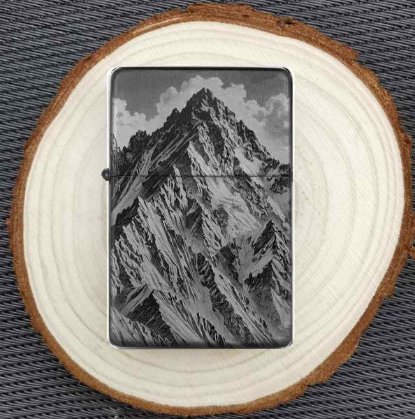 Berg-Feuerzeug mit graviertem Gebirgsmotiv – Inspiration durch den K2 personalisierbar