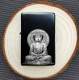 Anteprima: Accendino Buddha e incisione del testo personalizzato - Motivo laser Statua del Buddha e testo inciso