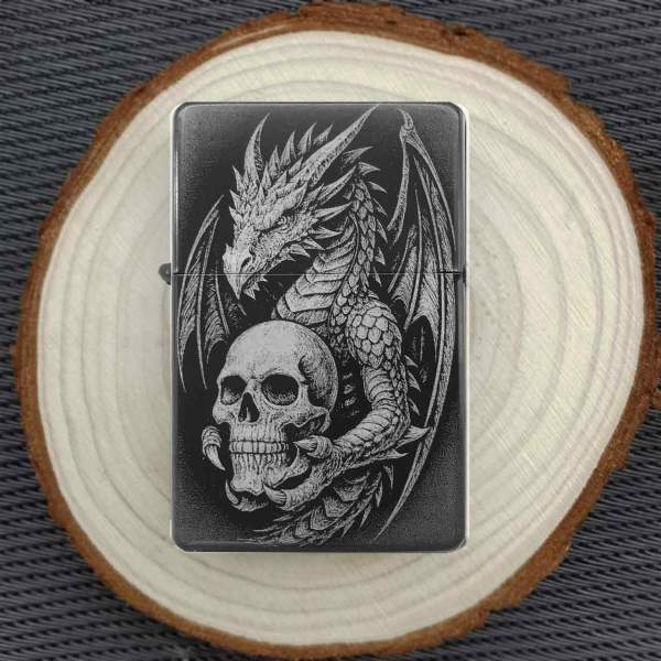 Drachen mit Schädel Feuerzeug optional personalisiert
