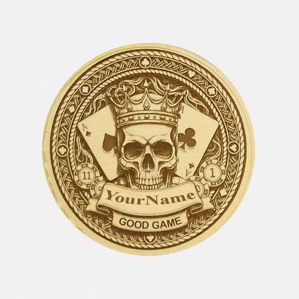 Vorderseite des personalisierten Poker Card Guard aus Messing mit Skull King Motiv und Namensgravur.