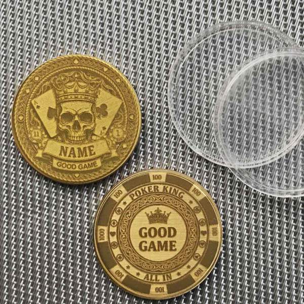 Vorder- und Rückseite des personalisierten Skull Poker Chips in einer Schutzkapsel.