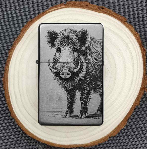 Keiler Wildschwein Feuerzeug mit Wildsaukopf Lineart, optional mit Textgravur