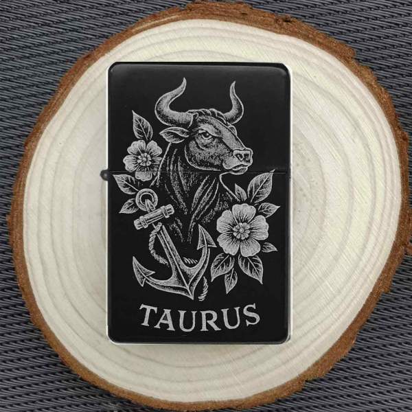 Feuerzeug Sternzeichen Stier – Tattoo-Stil – personalisierbar