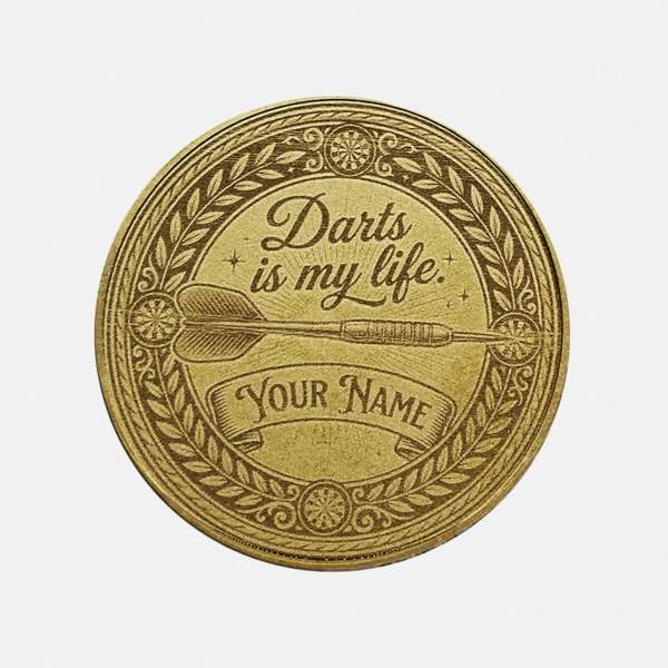 Vorderseite der Messingmünze mit klassischem Dartscheiben-Motiv neben der personalisierten Rückseite.