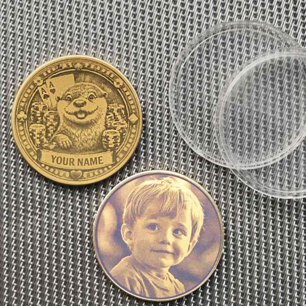 Beispiel des Card Guards mit optionaler Fotogravur eines Kindes auf der Rückseite statt des Chips.