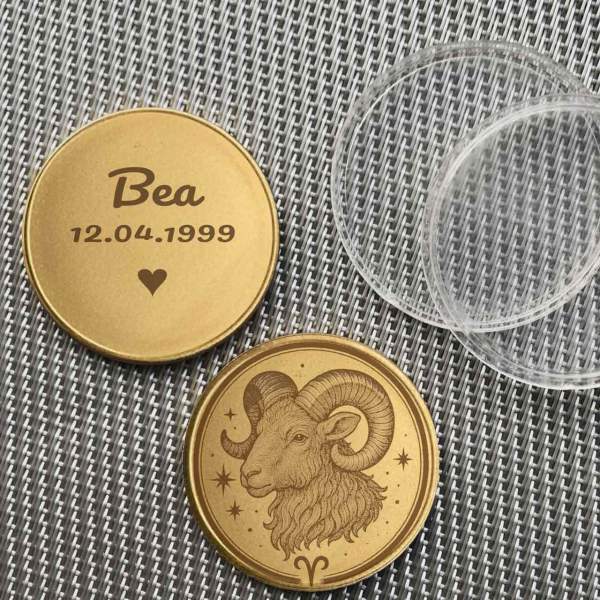 Beispiel einer personalisierten Rückseite der Widder-Münze mit Textgravur 'Bea 12.04.1999'.