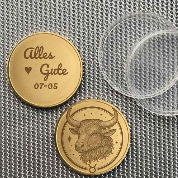 Beispiel einer personalisierten Sternzeichen Stier Münze mit Textgravur 'Alles Gute 07-05'.