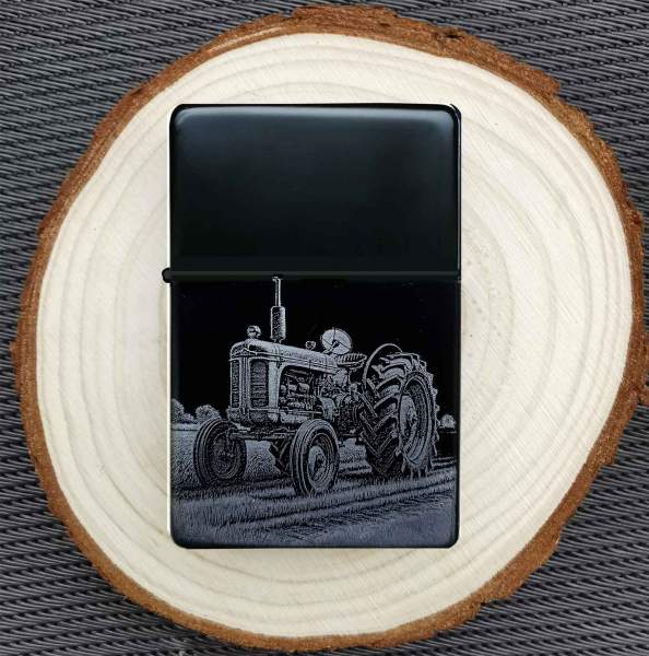 Stilisierter Traktor Feuerzeug mit Gravur Geschenkidee Trekker Fahrer