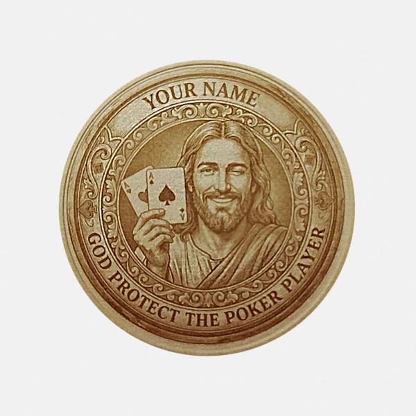 Vorderseite des Poker Card Guards aus Messing mit zwinkerndem Jesus-Motiv, Spruch 'God protect the Poker Player' und Namensgravur.