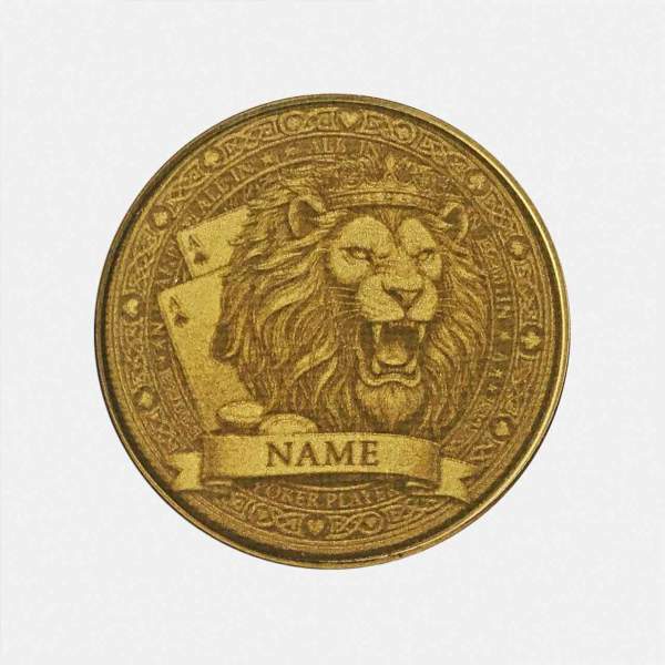 Vorderseite des personalisierten Poker Card Guard aus Messing mit Lion King Motiv und Namensgravur.