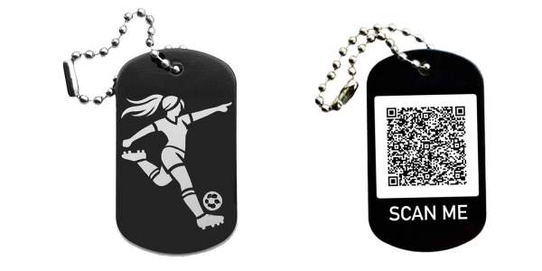 Fussballerin Schlüsselanhänger personalisierbar - Dogtag auch mit QR Code oder Foto