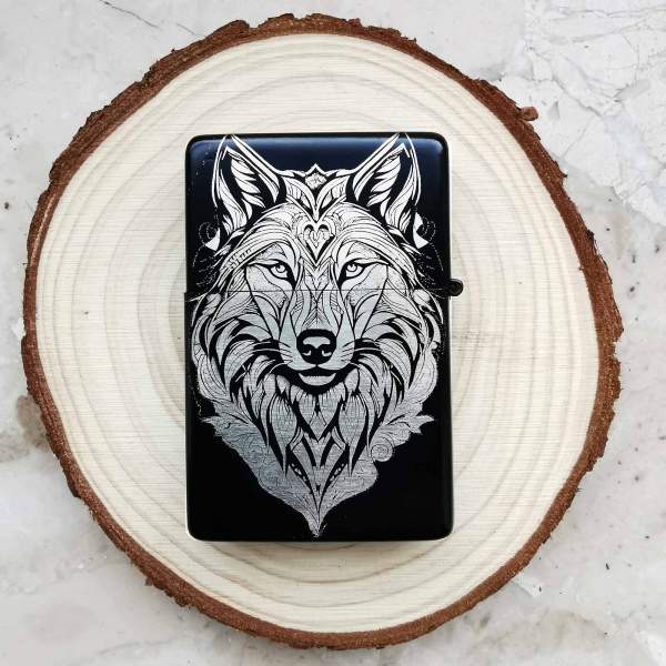 Tatuaje lineal de cabeza de lobo encendedor de lobo, opcionalmente personalizado con su texto grabado en la parte posterior