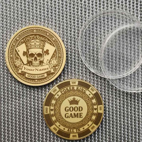 Personalisierter Poker Card Guard Münze aus Messing | Skull King Motiv mit Name