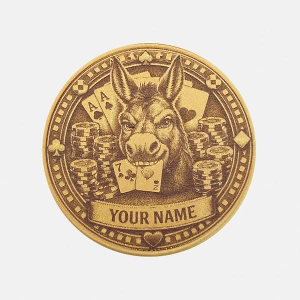 Vorderseite des Poker Card Guards aus Messing: Esel hält 7-2 Spielkarten im Maul, personalisiert mit Name.