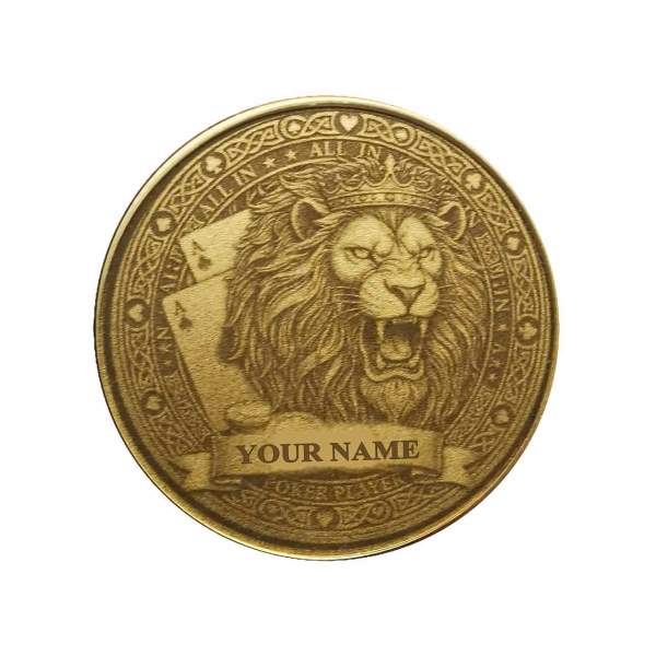 Vorderseite des personalisierten Poker Card Guard aus Messing mit Lion King Motiv und Namensgravur.