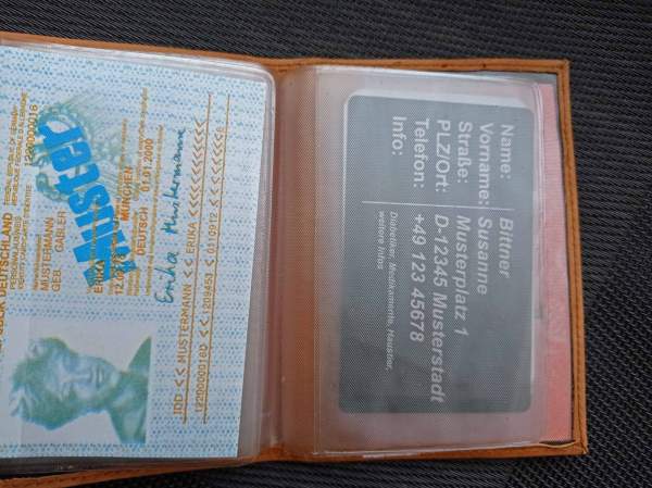 Gravierte Erinnerungskarte für Hunde – personalisierbare Metallkarte mit Foto & Namen