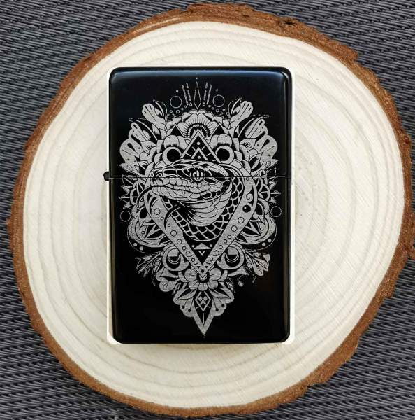 Briquet tatouage serpent linéaire en option personnalisé avec votre texte de gravure au dos