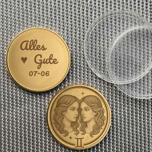 Beispiel einer personalisierten Sternzeichen Zwillinge Münze mit Textgravur 'Alles Gute 07-06'.