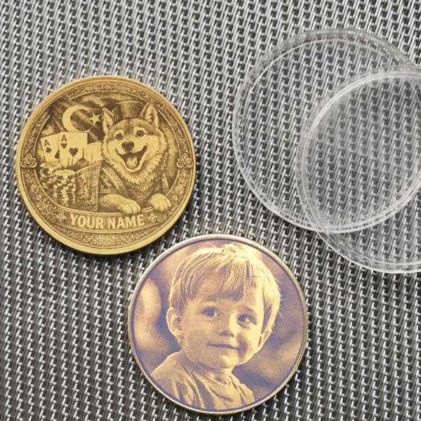 Beispiel des Card Guards mit optionaler Fotogravur eines Kindes auf der Rückseite statt des Chips.