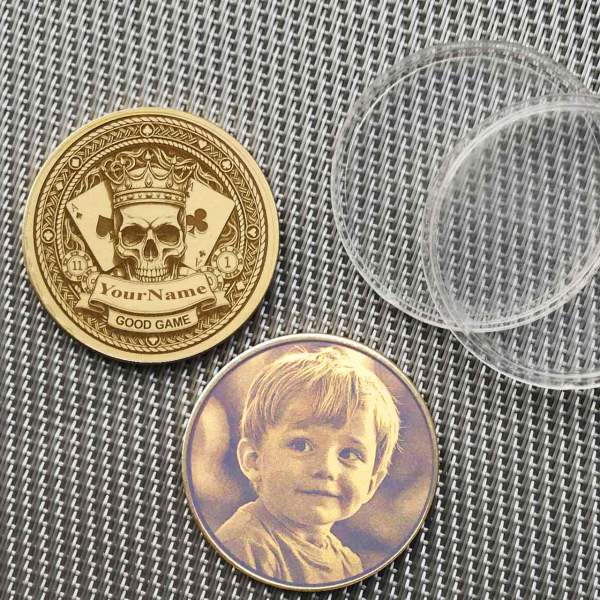 Personalisierter Poker Card Guard Münze aus Messing | Skull King Motiv mit Name