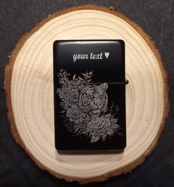 Tijgeraansteker met eigen tekstgravure gepersonaliseerd cadeau