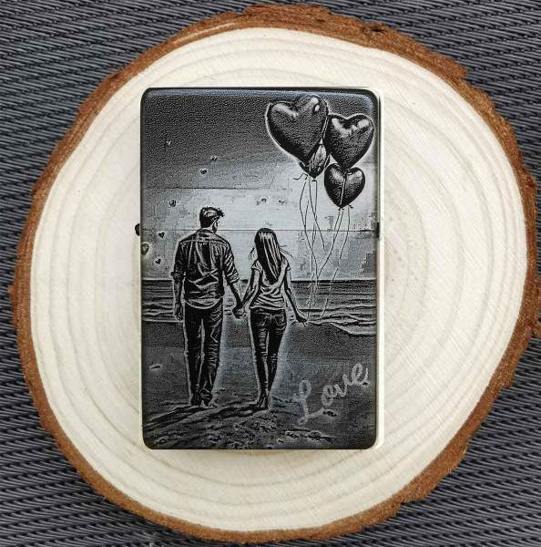 Liebespaar Feuerzeug Valentinstag Verliebte Hand in Hand opt. mit Gravurtext