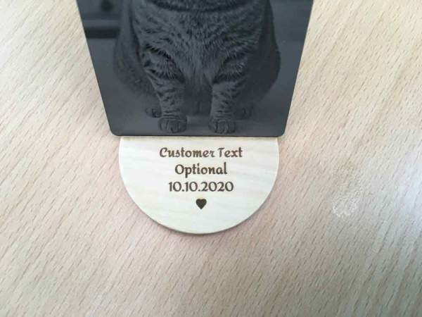 Gravierte Erinnerungskarte für Hunde – personalisierbare Metallkarte mit Foto & Namen