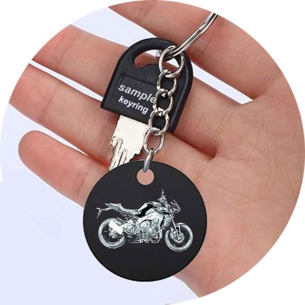 Schwarzer Yamaha MT-10 Schlüsselanhänger mit Gravurtext personalisiert