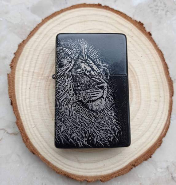 Lion Lion Lighter Lineart opcjonalnie spersonalizowany za pomocą grawerowanego tekstu na odwrocie