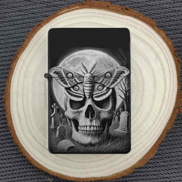 Feuerzeug Totenkopf Motte – personalisierbar