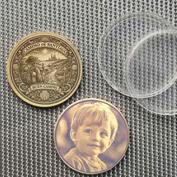 Jakobsweg Münze „Buen Camino“ (Messing) – Personalisierter Glücksbringer für Pilger