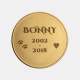 Vorschau: Rückseite der Gedenkmünze mit personalisierter Textgravur 'Bonny 2002 - 2018' und Symbolen.