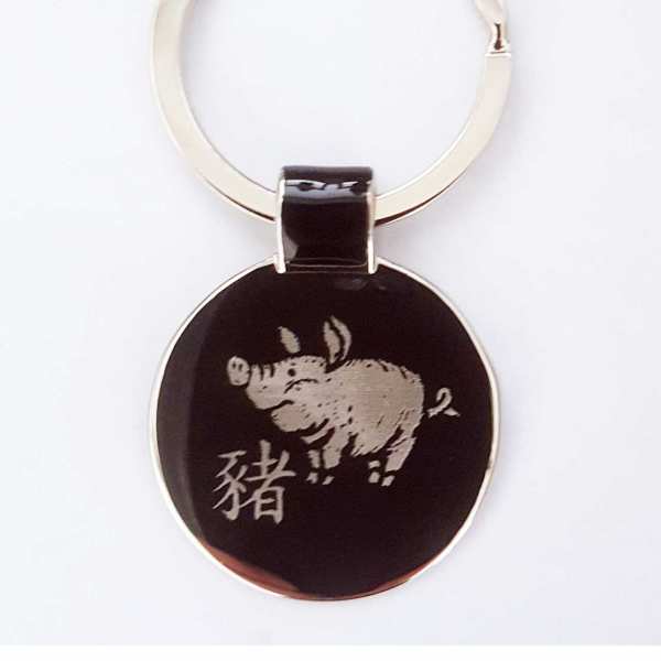 Chinesisches Tierkreiszeichen Schwein mit Gravur personalisiert