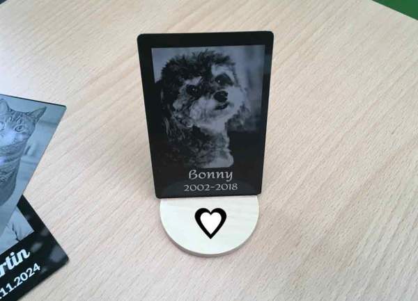 Gravierte Erinnerungskarte für Hunde – personalisierbare Metallkarte mit Foto & Namen