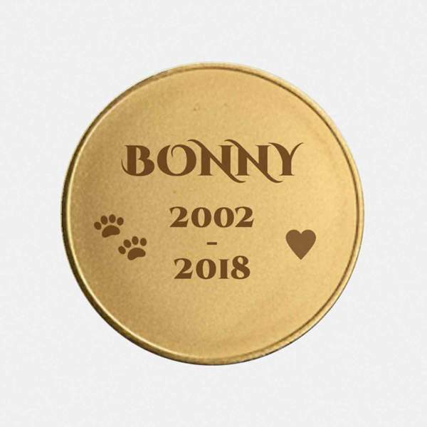 Rückseite der Gedenkmünze mit personalisierter Textgravur 'Bonny 2002 - 2018' und Symbolen.