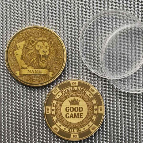 Vorder- und Rückseite des personalisierten Löwen Poker Chips in einer Schutzkapsel.