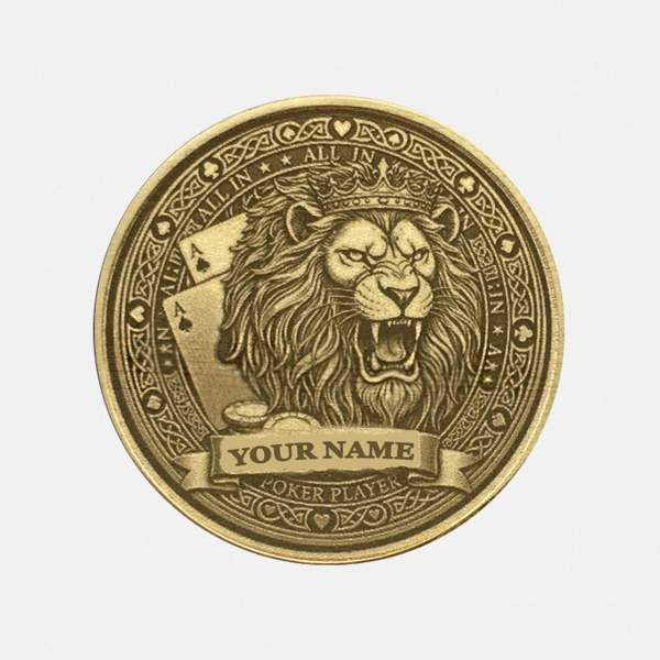 Vorderseite des personalisierten Poker Card Guard aus Messing mit Löwen und Namensgravur
