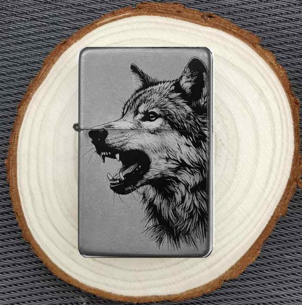 Wolf Feuerzeug mit gefletschten Zähnen – individuelle Gravur möglich