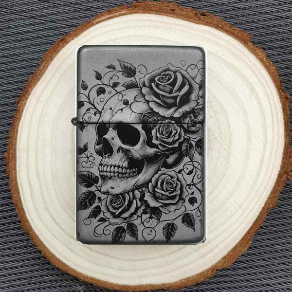 Sturmfeuerzeug Totenkopf mit Rosen – personalisierbar