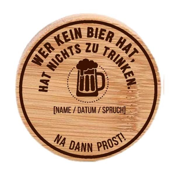 Detailansicht der Gravur "Wer kein Bier hat, hat nichts zu trinken" auf dem Holz-Flaschenöffner.