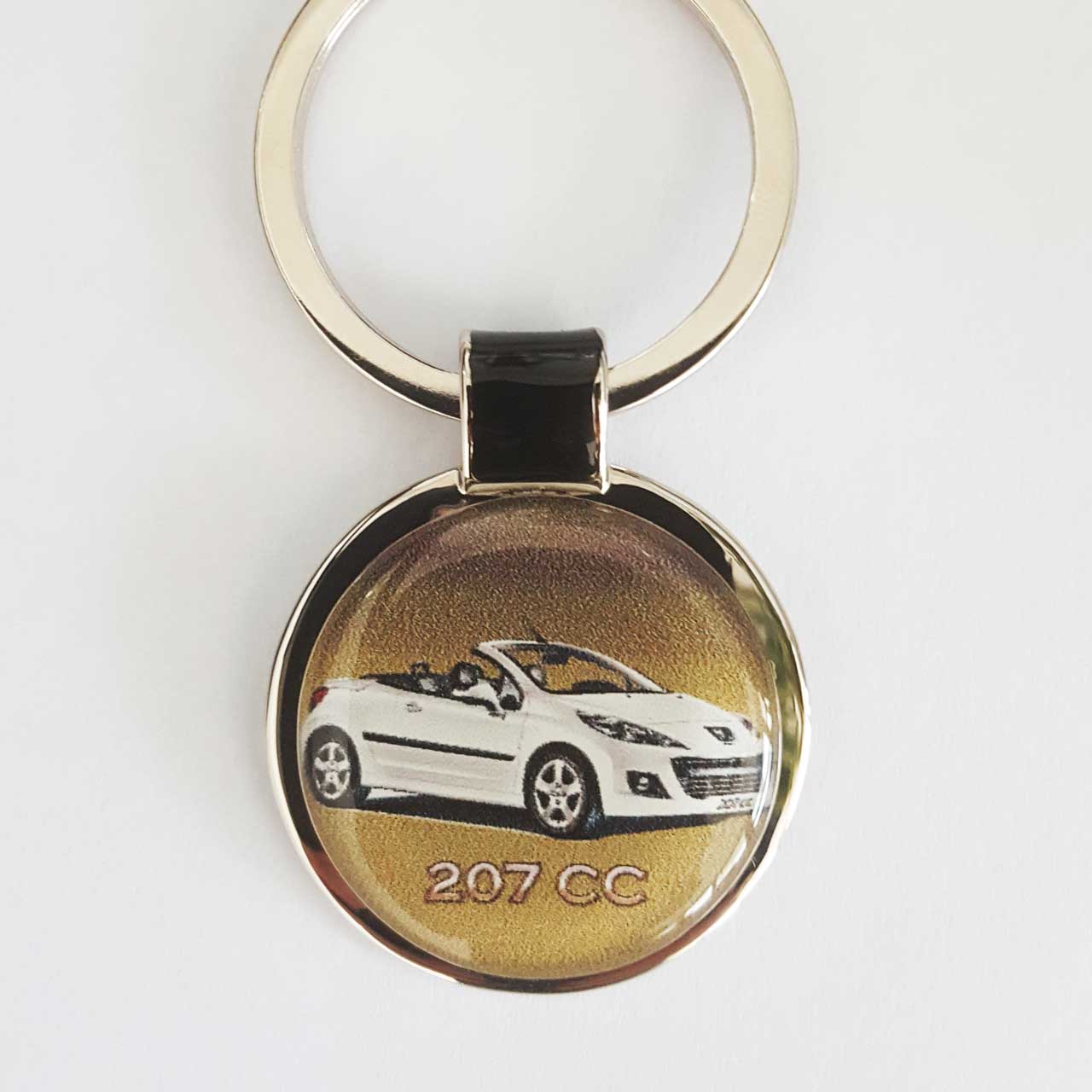 https://www.shop-fotogravur.de/media/image/f8/ab/10/peugeot_207cc_farbe_gravur_schluesselanhanger_personalisiert.jpg