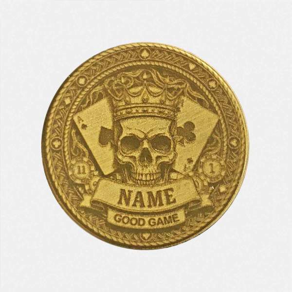 Vorderseite des personalisierten Poker Card Guard aus Messing mit Skull King Motiv und Namensgravur.